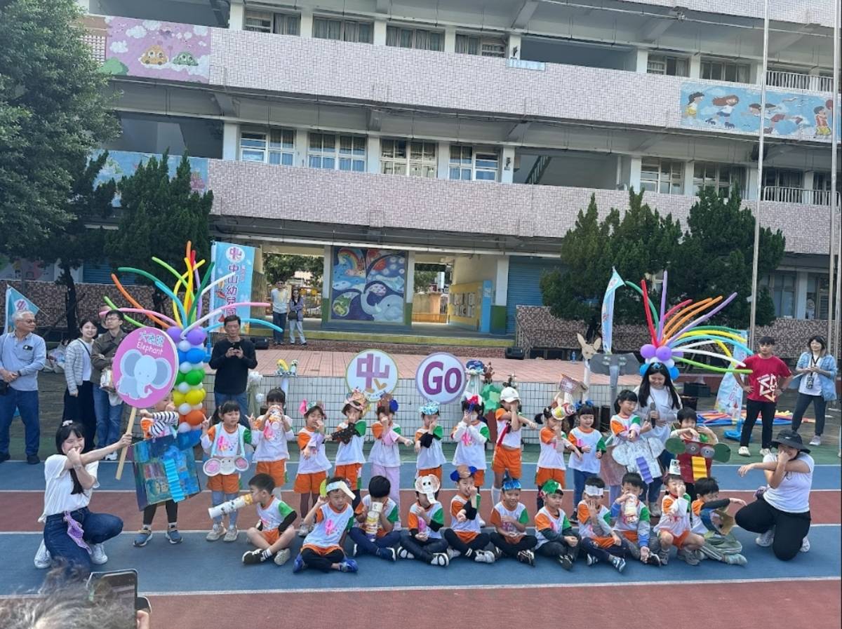 臺北市中山幼兒園幼兒利用回收素材製作頭飾，大象班運動員進場