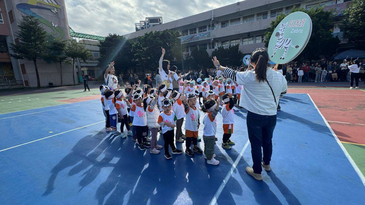 斑馬小班運動員以斑馬造型進場
