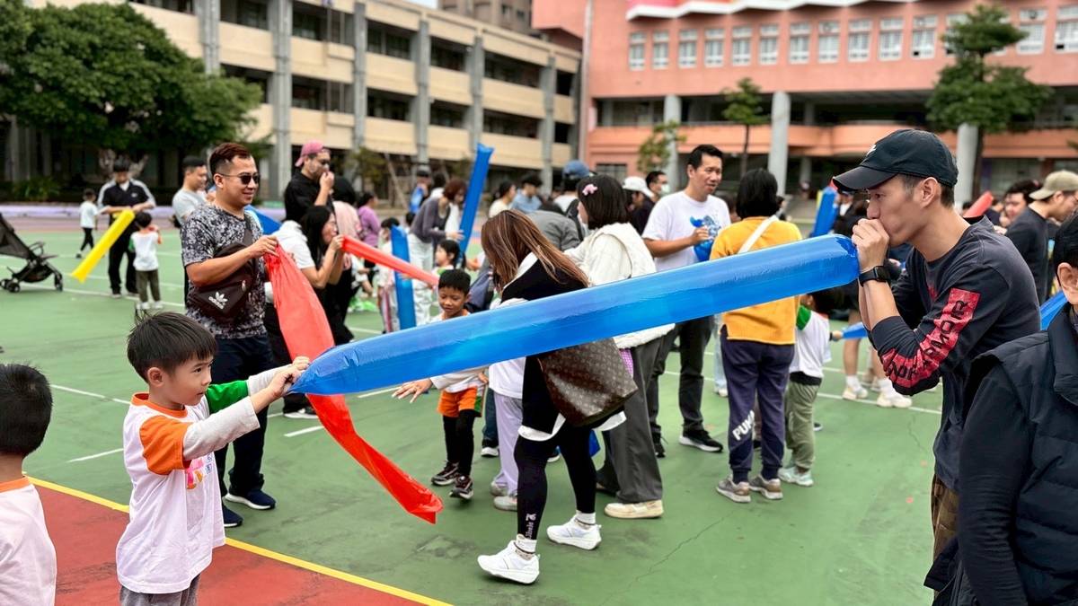 臺北市中山幼兒園舉辦親子運動會，親子一起玩氣球棒