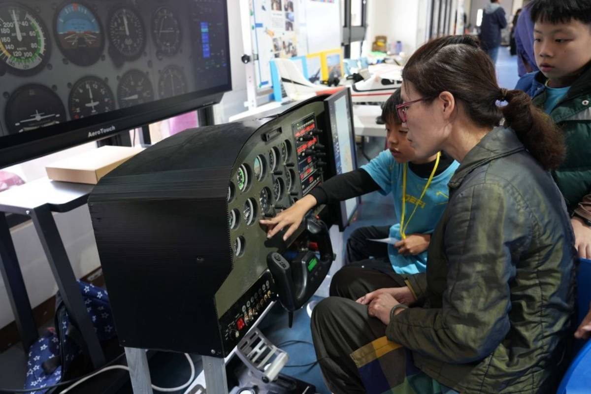 學童擔任擹位關主,與闖關者沉浸式體驗飛機起降模擬（圖:雲林縣政府提供）