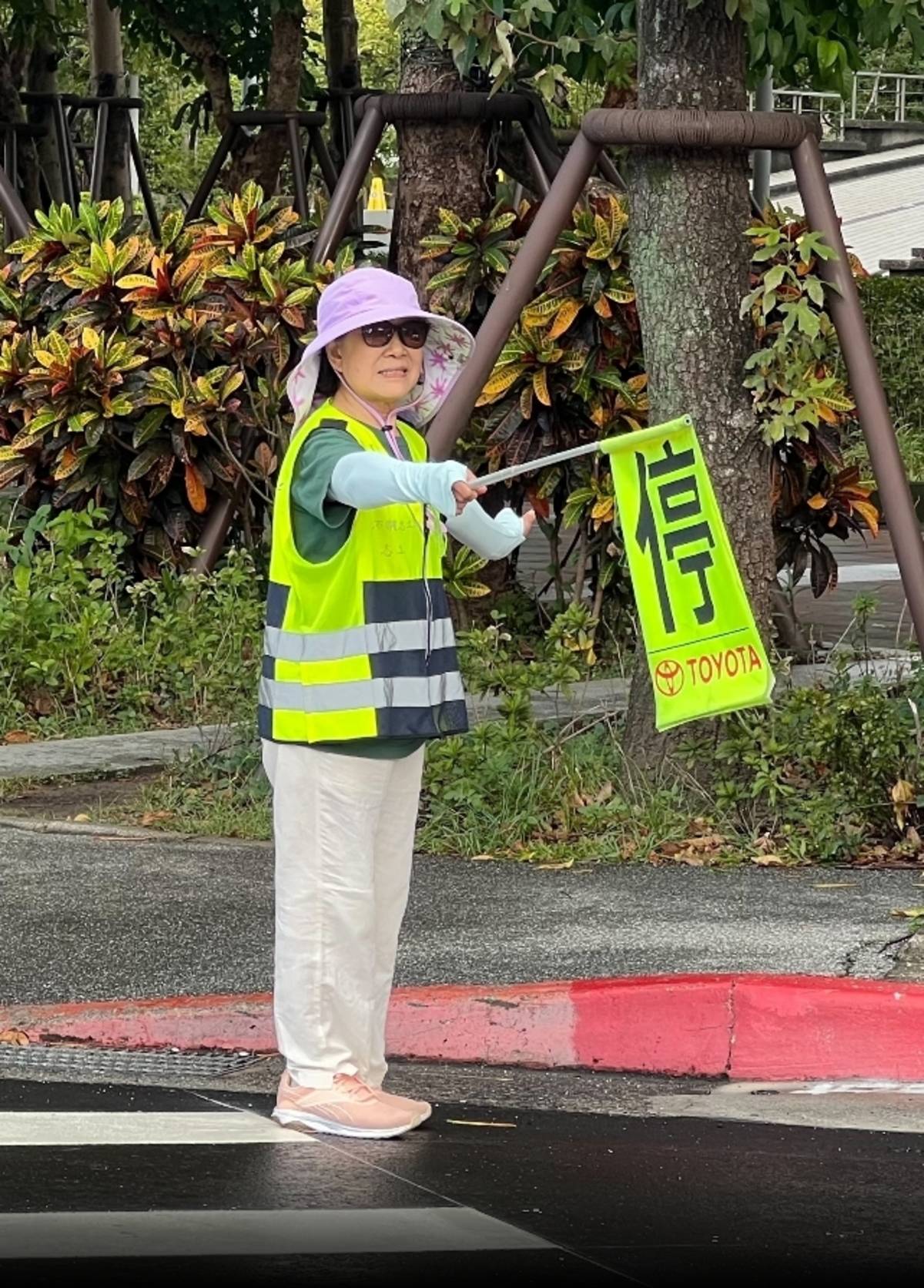 80多歲的闕李配子女士擔任北市南港國小導護志工，她的無私奉獻深獲學校師生感謝