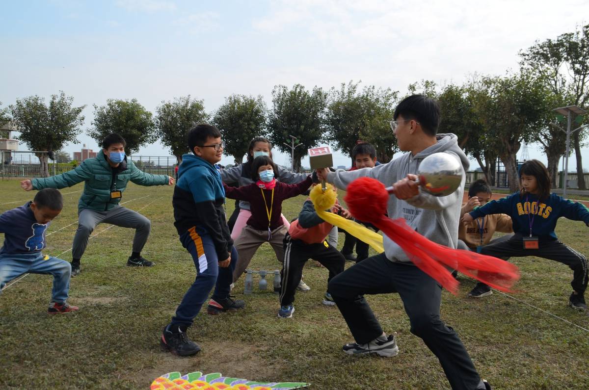 青年志工團隊「島語實驗室」長期深耕雲林大埤，讓孩童學習龍鳳獅傳統民俗技藝，認識家鄉文化