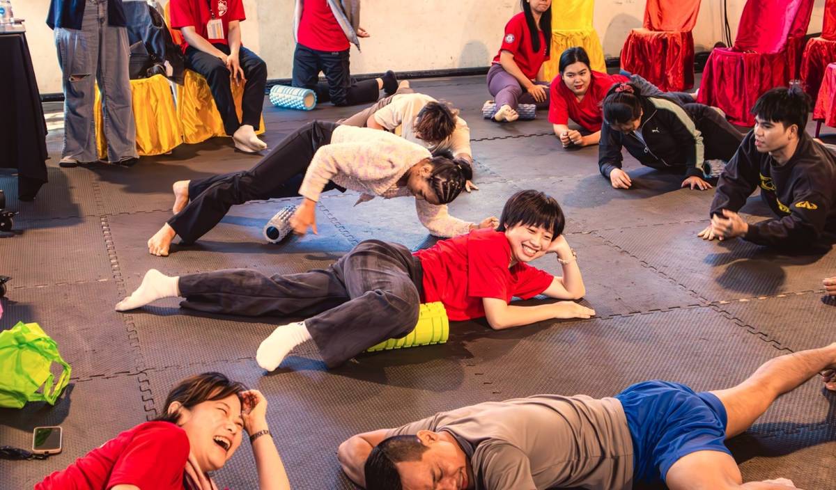 「臺北醫學大學飛洋國際服務團」至柬埔寨暹粒與馬德望省，教導當地馬戲團成員預防運動傷害