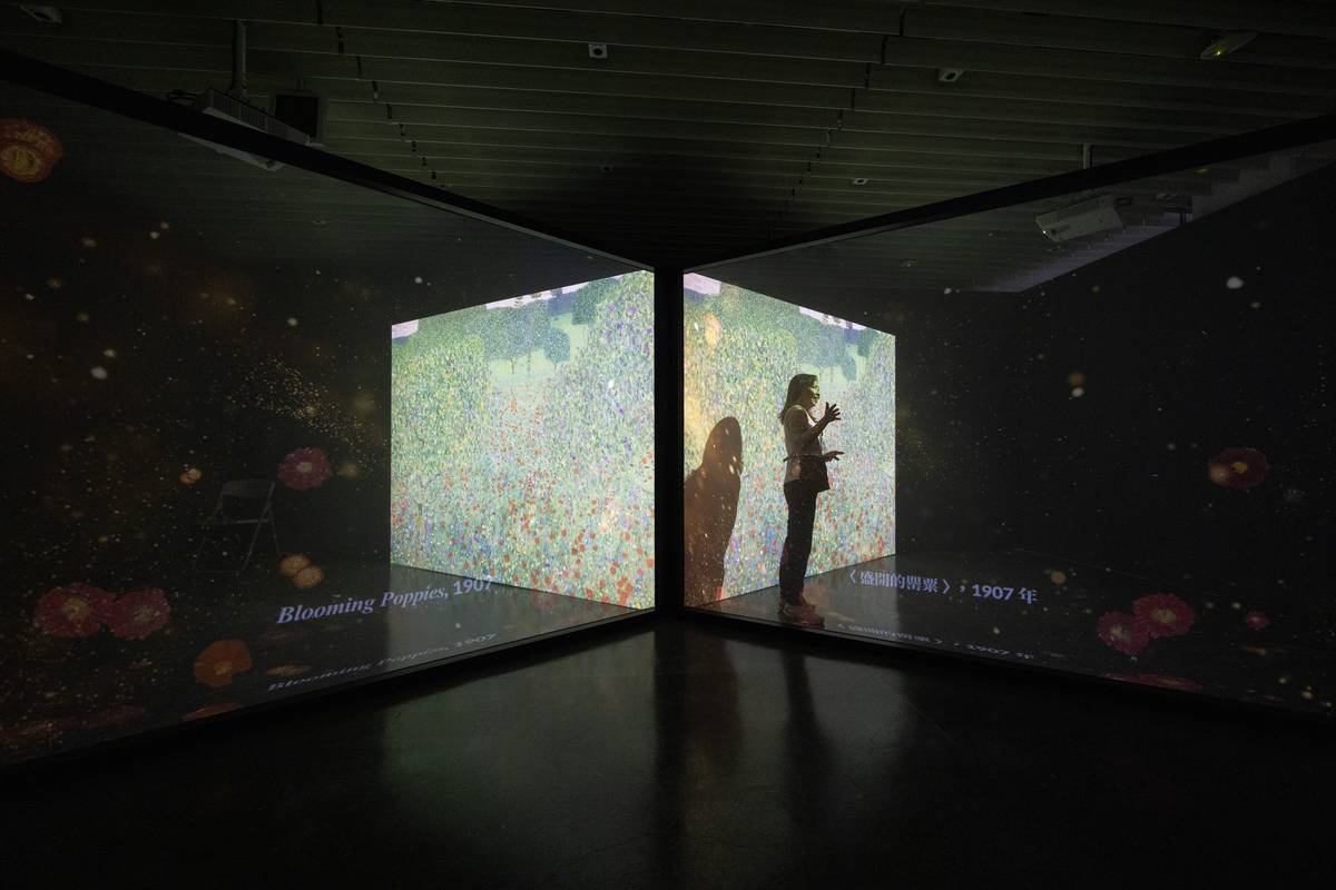 《綻放 維也納美景宮百年花繪名作展—從瓦爾德米勒到克林姆》特別規劃沉浸式空間「克林姆花園」，以數位投影科技重新詮釋克林姆（Gustav Klimt）筆下的金色花園，讓觀眾感受繁花盛開的藝術篇章。