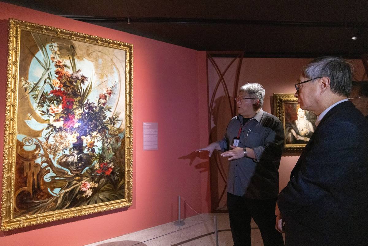 文化部長李遠（右）參觀《綻放 維也納美景宮百年花繪名作展—從瓦爾德米勒到克林姆》，圖中為19世紀維也納奢華藝術風尚的重要代表—漢斯・馬卡特（Hans Makart）作品〈裝飾花束〉