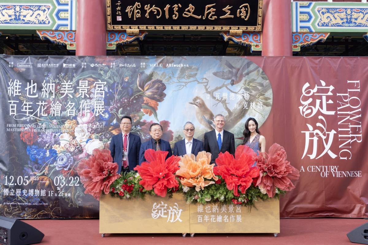 文化部長李遠（中）、奧地利美景宮美術館策展人Franz Smola（右2）、史博館長洪世佑（左2）、時藝多媒體董事長黃文德（左1）、語音導覽獻聲人張鈞甯（右1）等，邀請民眾前來欣賞18至20世紀歐洲花卉藝術的繽紛風貌