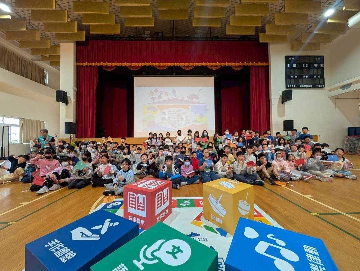 114年度客家文化到校以「來𢯭手 打幫你」為口號，象徵團隊合作、互相支持