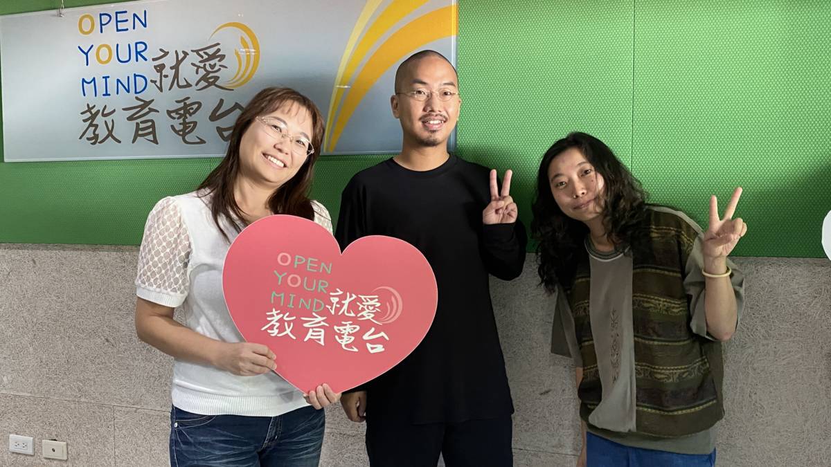 「不厝」的佑佑(右)和阿書(中)利用老屋辦想辦的活動