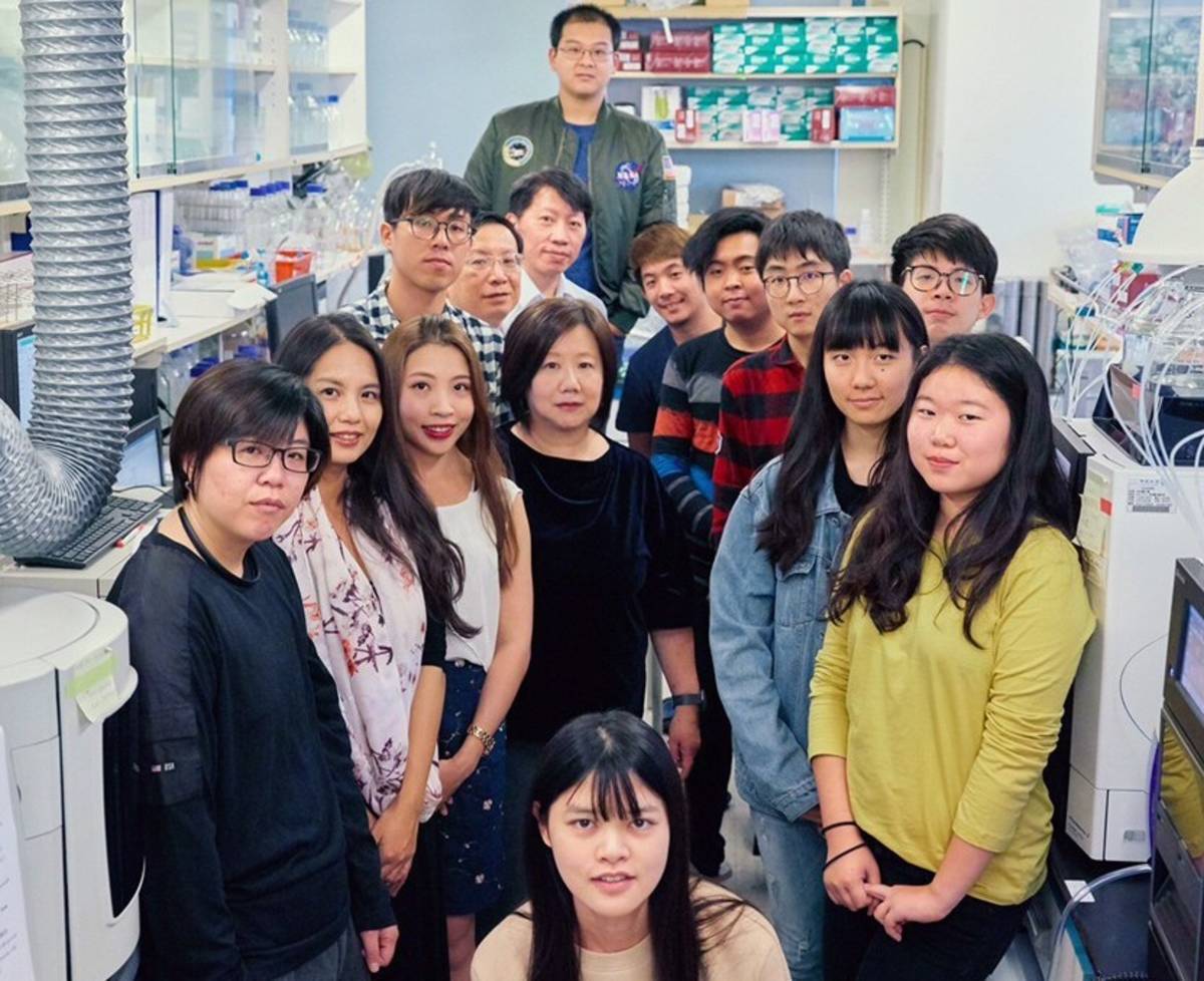 中原大學教授許毅芝（左4）帶領研究團隊投入奈米藥物關鍵技術研發，推動技術從學術研究邁向臨床應用。(中原大學提供)