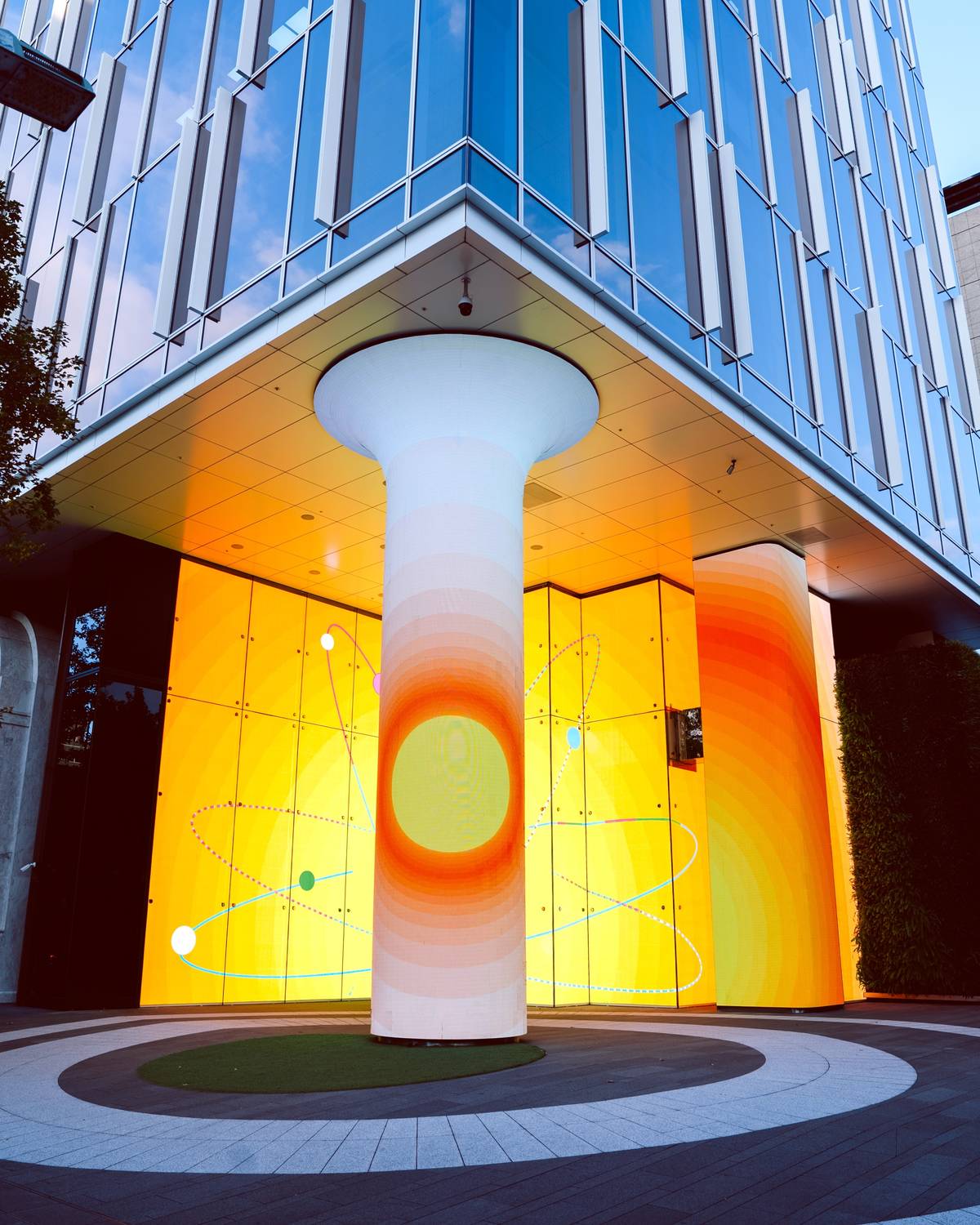 豪華朗機工《宇宙寫生》戶外衛星展。(圖片提供／Taipei Lumitree) 