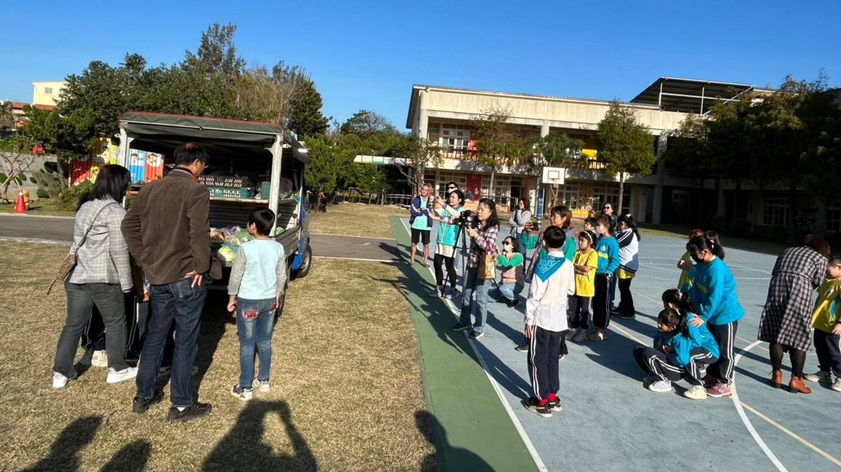 113學年度健康促進學校輔導計畫校園健康主播評選-第二名-苗栗縣溪洲國民小學-賣菜車進校園拍攝現場