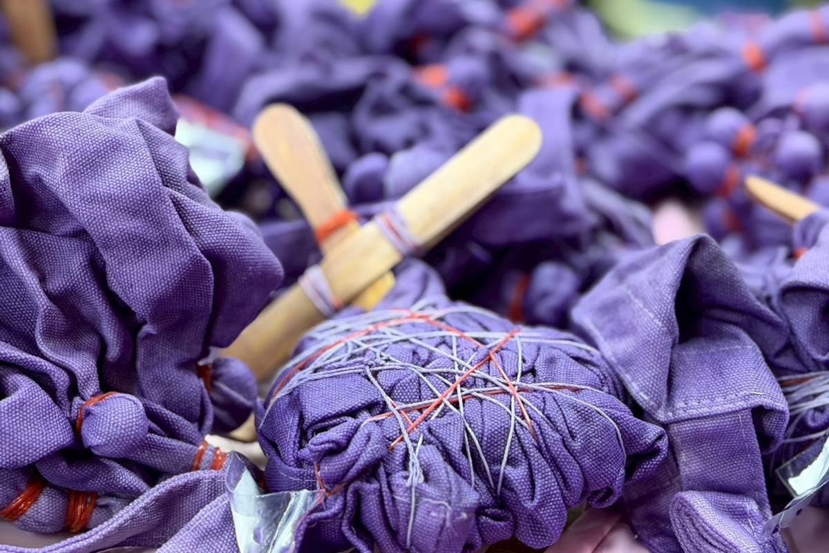 綁染蝶豆花，顏色鮮麗外，更多創意