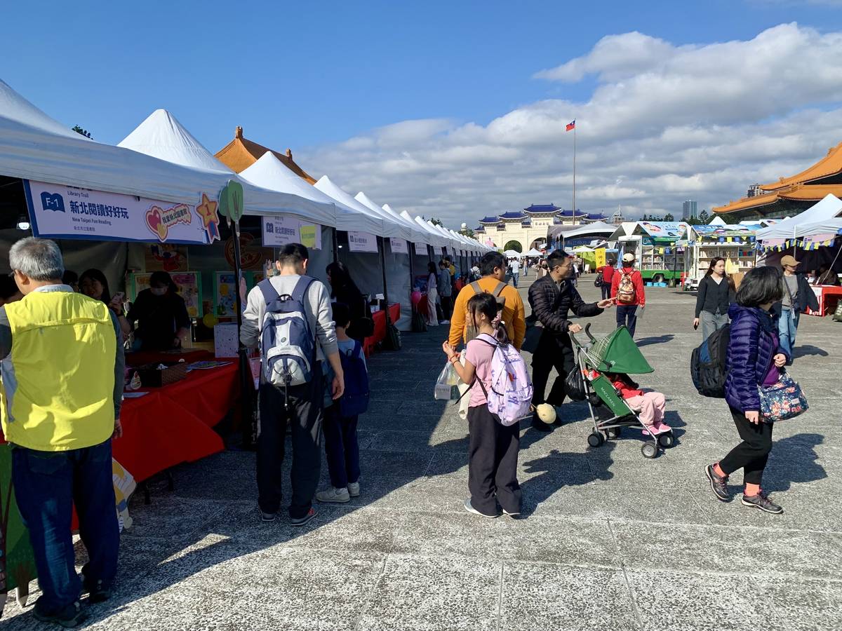 一年一度的「臺灣閱讀節」盛會——歡樂閱讀嘉年華，今（6日）明（7日）兩天在中正紀念堂園區熱鬧登場 (記者攝)