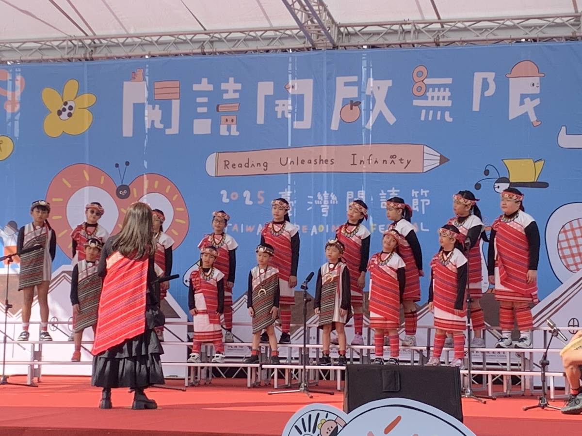 開幕活動由桃園市僑愛國小「太陽之愛合唱團」以布農族〈拍手歌〉與泰雅族〈泰雅的孩子〉揭開序幕 (記者攝)