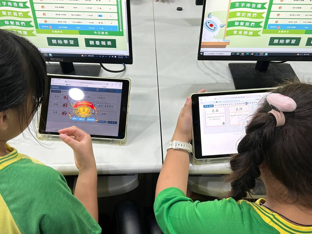 學生在校使用平板進行學習島嶼的識字練習 (教育部提供)