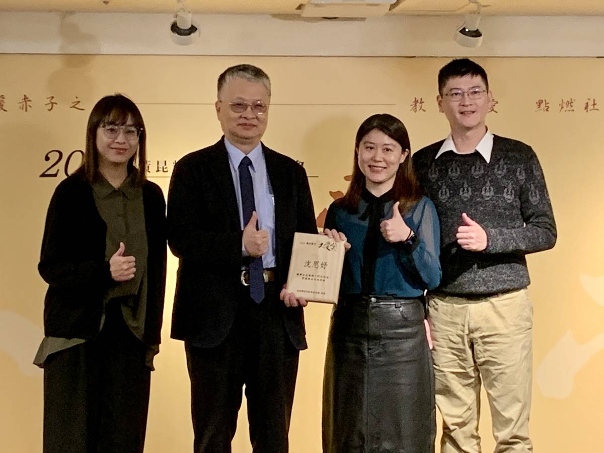 劉國偉次長贈獎給台中市惠明盲校沈思妤老師(右2) (記者攝)