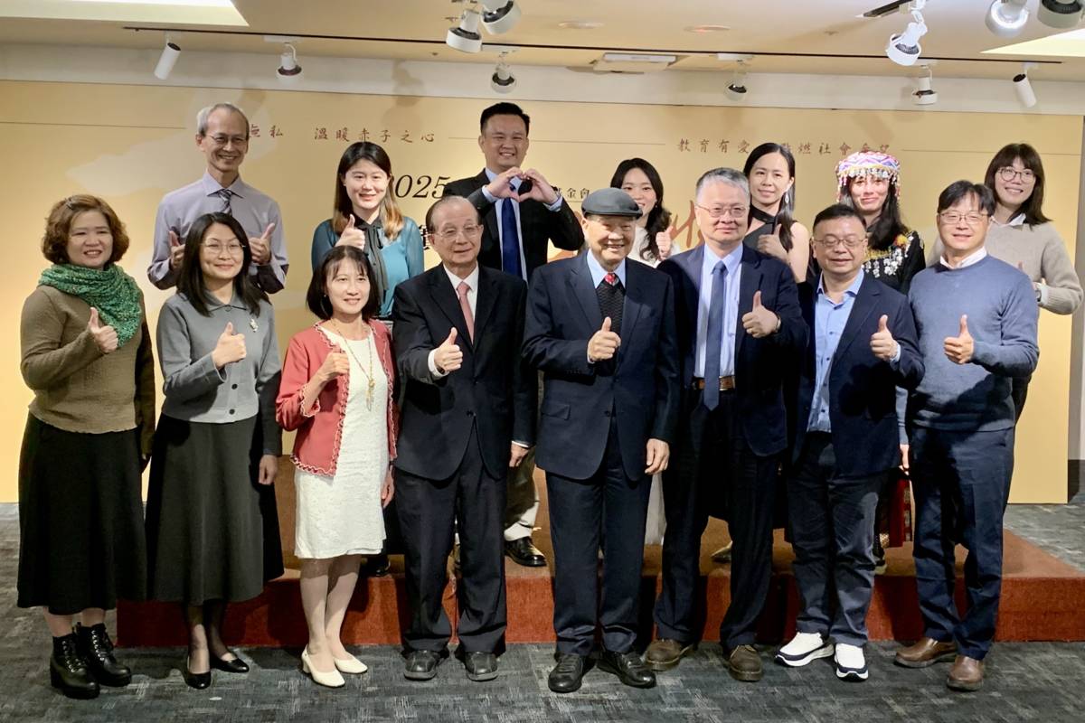 12位寶佳教育大愛教師感謝基金會 (記者攝)