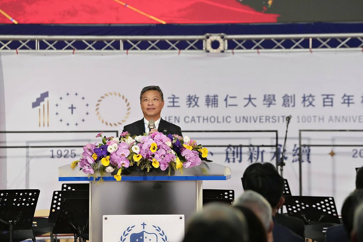 藍易振校長致詞宣布新百年的行動藍圖為「GRACE」五大價值，引領輔仁邁向第二個百年 (輔大提供)