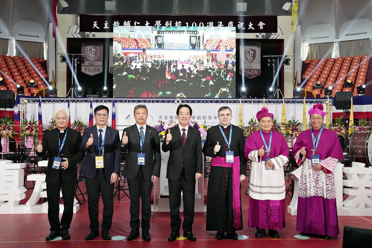 賴清德總統（中立）親自參加輔仁大學百年校慶，與藍易振校長(左一)、教育部次長張廖萬堅傑出校友(左二)、賴效忠神父(左三)，教廷代辦馬德範蒙席（右一）、劉振忠總主教（右二）、鍾安住總主教（右三）合影 (輔大提供)