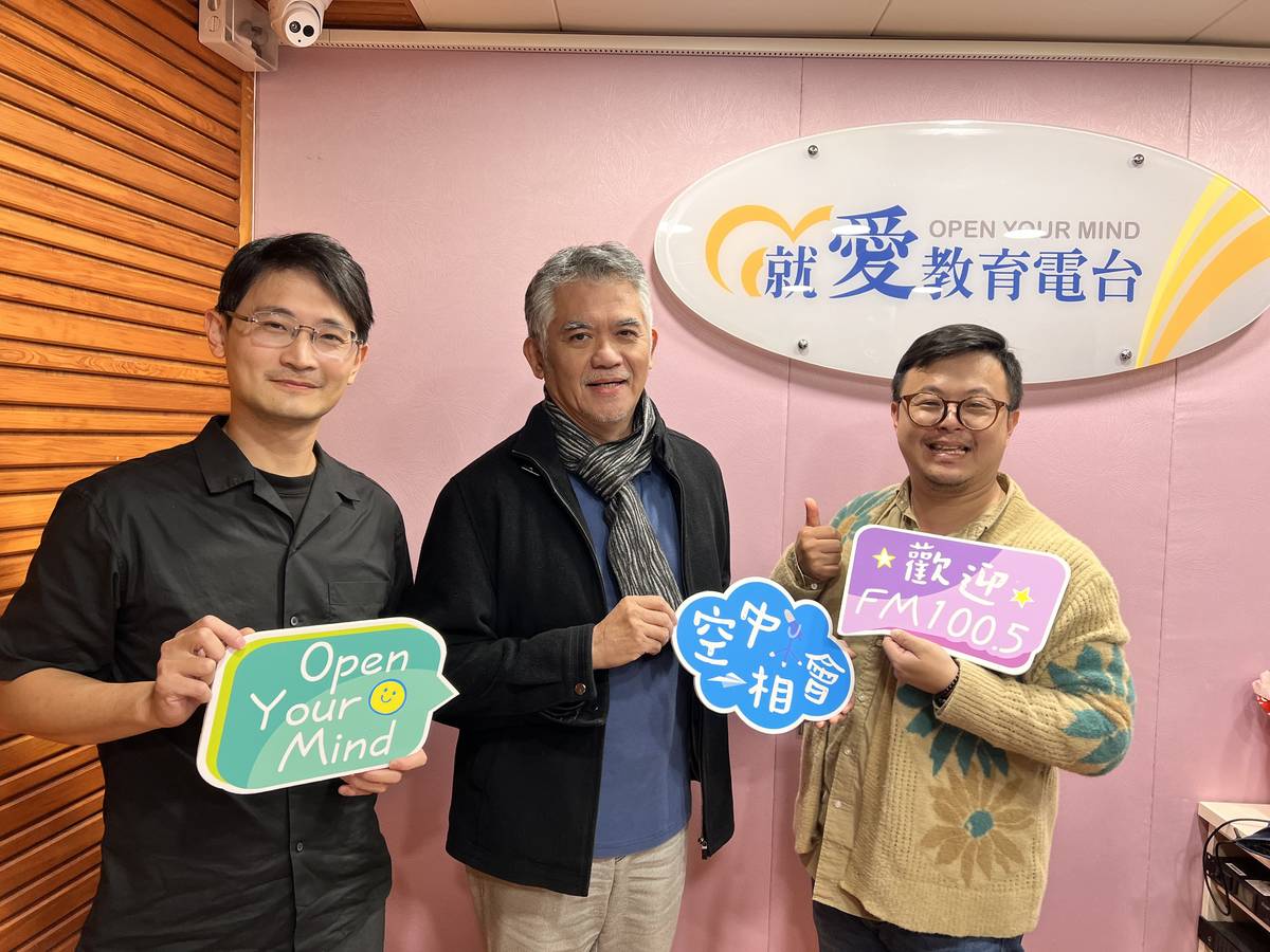 安縵琴社社長柯響峰(中)與副社長蔡亞軒(左)到職想和你聊聊天，分享古琴的展覽與接觸古琴的心得