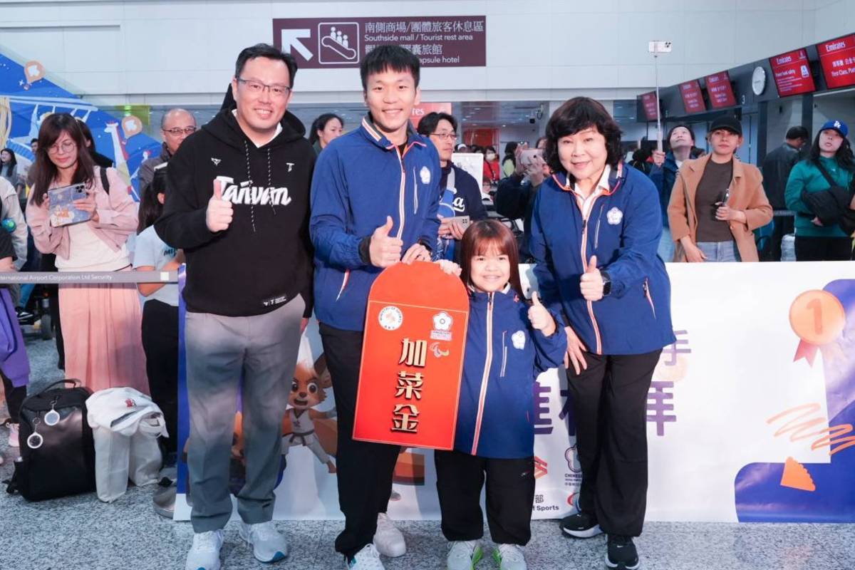 運動部李洋部長頒贈加菜金給吳于嫣選手(右2)，與鄭世忠政務次長、代表團穆閩珠團長合影(運動部提供)