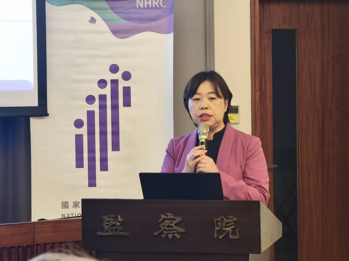 國家人權委員會委員葉大華(左)說明「檢視校園師對生暴力處理機制」專案報告內容。