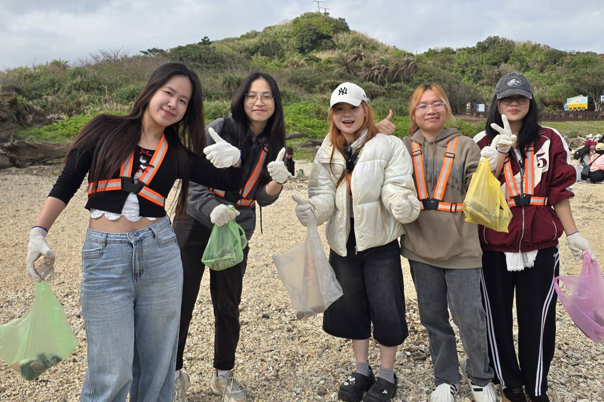 元智大學僑生赴野柳淨灘，深化環保與文化體驗(元智大學提供)