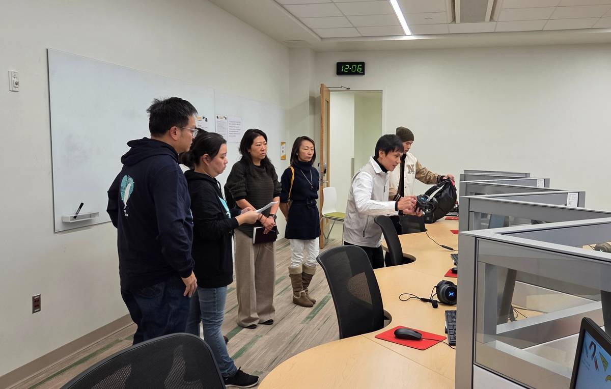 臺師大資訊人員說明並操作應試系統