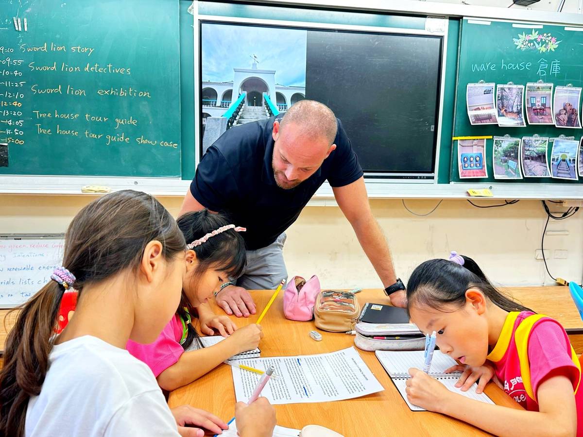 臺南市西門實驗小學-府城小小解說員課程，學習以英語傳遞安平文化之美