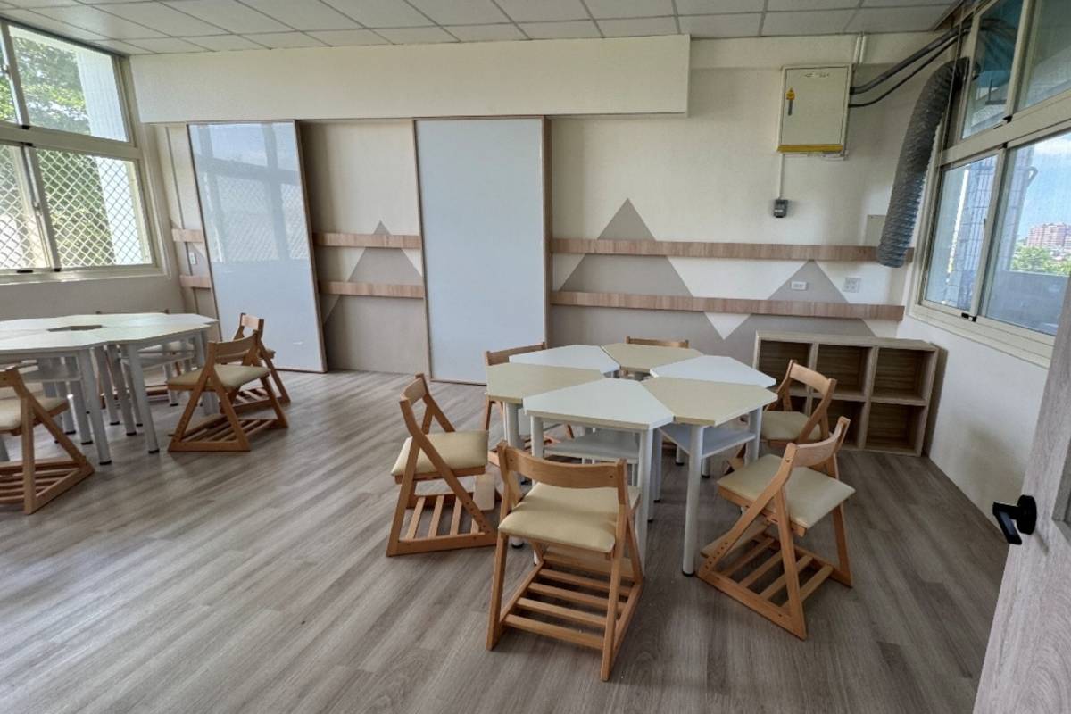 高雄市忠義國小教室重新規劃為一大兩小教學區，搭配可調式梯形桌椅與教師跑班教學模式，兼顧彈性與實用