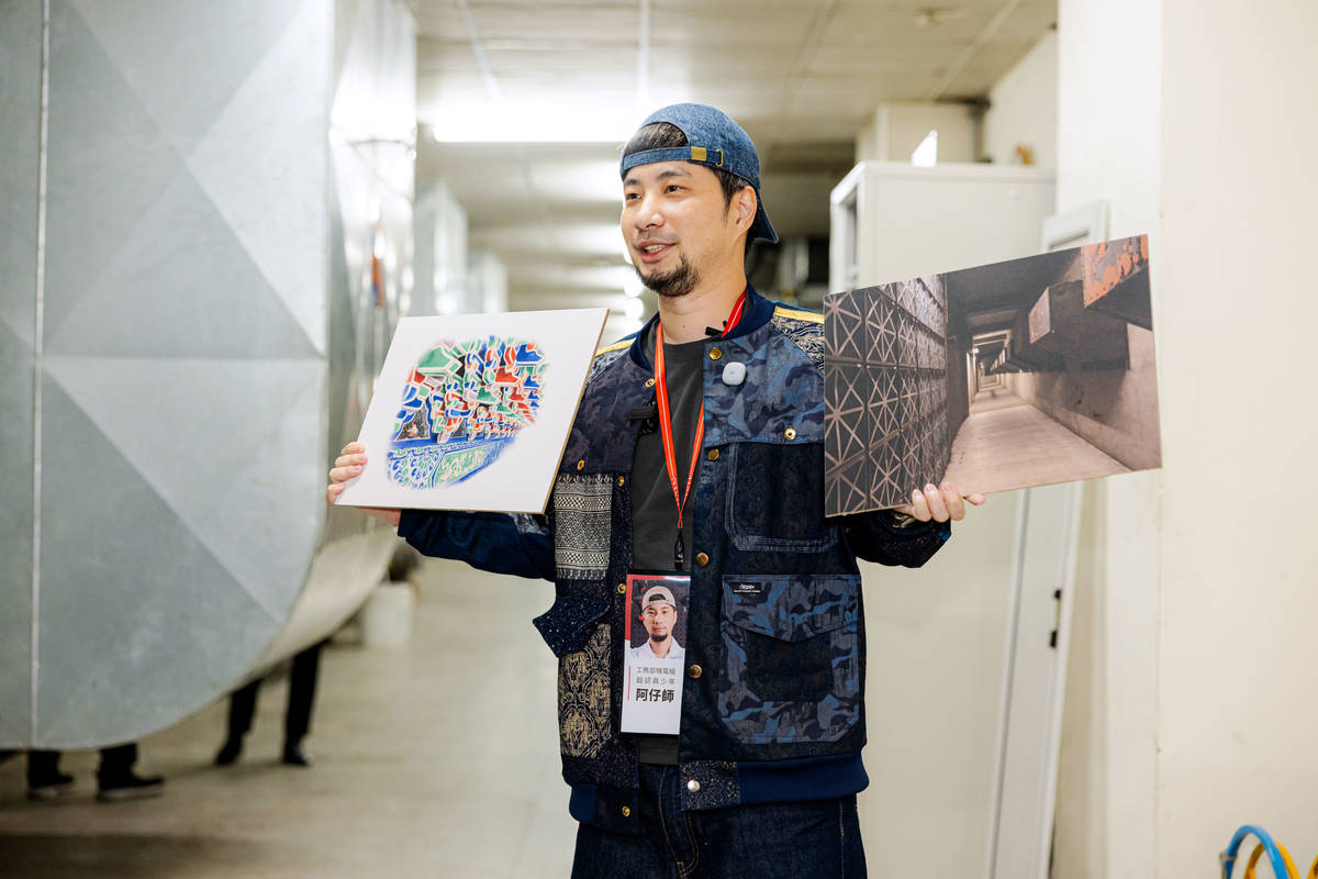 YouTuber超認真少年阿仔師化身兩廳院「一日機電組員」，帶領貴賓走進平時不對外開放的場館機電機房，實地導覽劇場幕後的能源運作