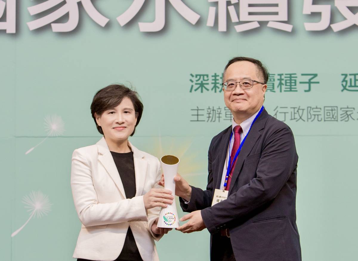 北科大榮獲行政院114年教育類國家永續發展獎最高榮譽，行政院副院長鄭麗君(左)頒發獎項給北科大副校長楊重光（右）。(北科大提供)