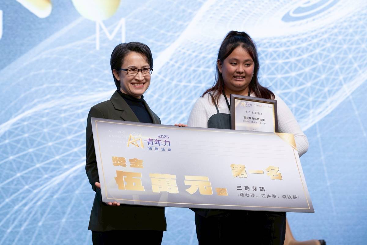 蕭美琴副總統(左)頒發青年公民提案第一名得獎者。(取自總統府flickr)