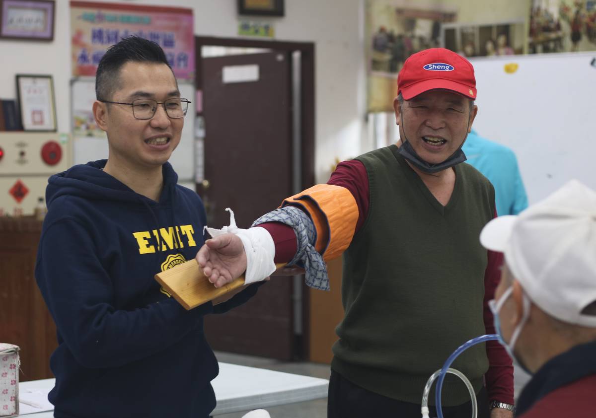 元智大學 災難應變力課程，講師示範骨折時固定方法。(元智大學提供)