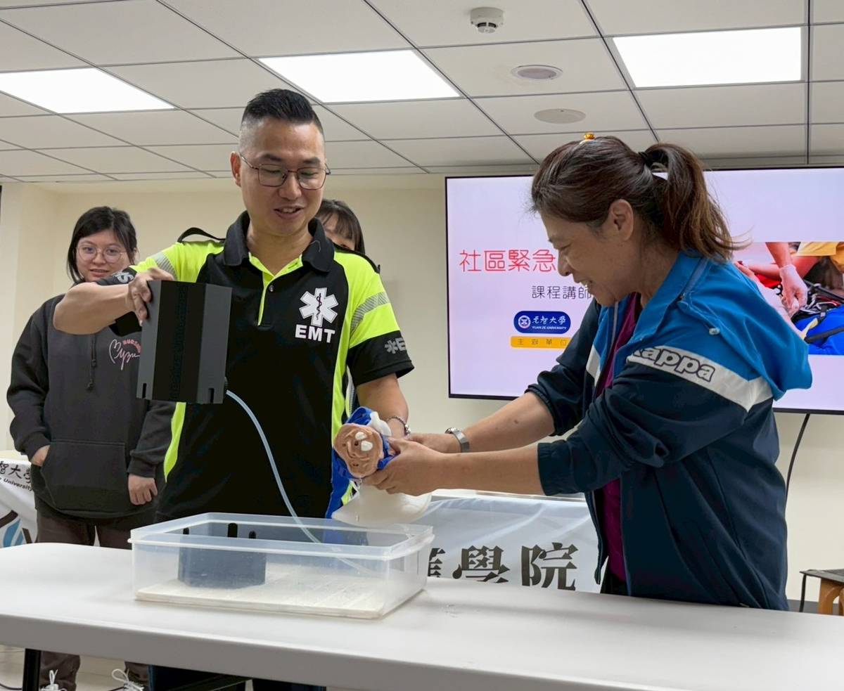 元智大學 災難應變力課程，講師示範止血帶的鬆緊與血流的關係 。(元智大學提供)