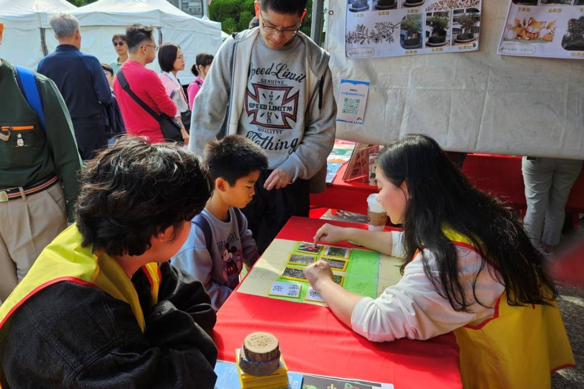 桃園市楊梅區楊梅國小將「植物桌遊趣」帶進「2025臺灣閱讀節」，啟發小朋友學習樂趣