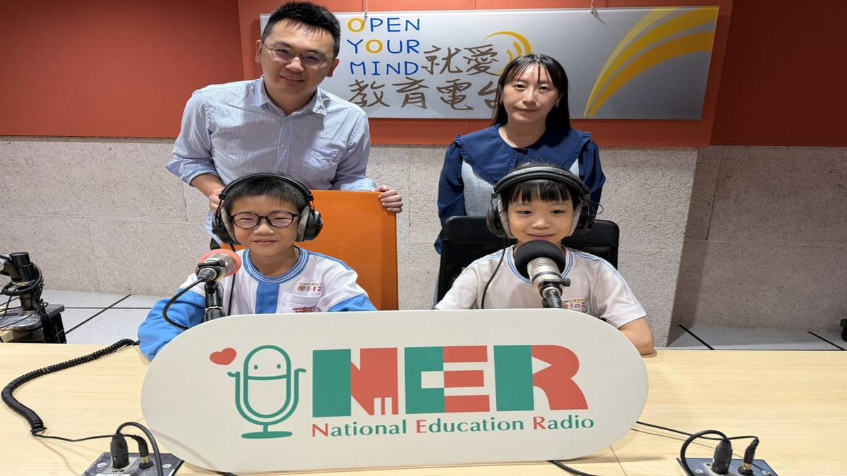 彰化縣南郭國小校園主播王佑睿(圖前左）、周沫瀤(圖前右） 以及指導老師陳宥妤（圖後右）、吳嘉明（圖後左）
