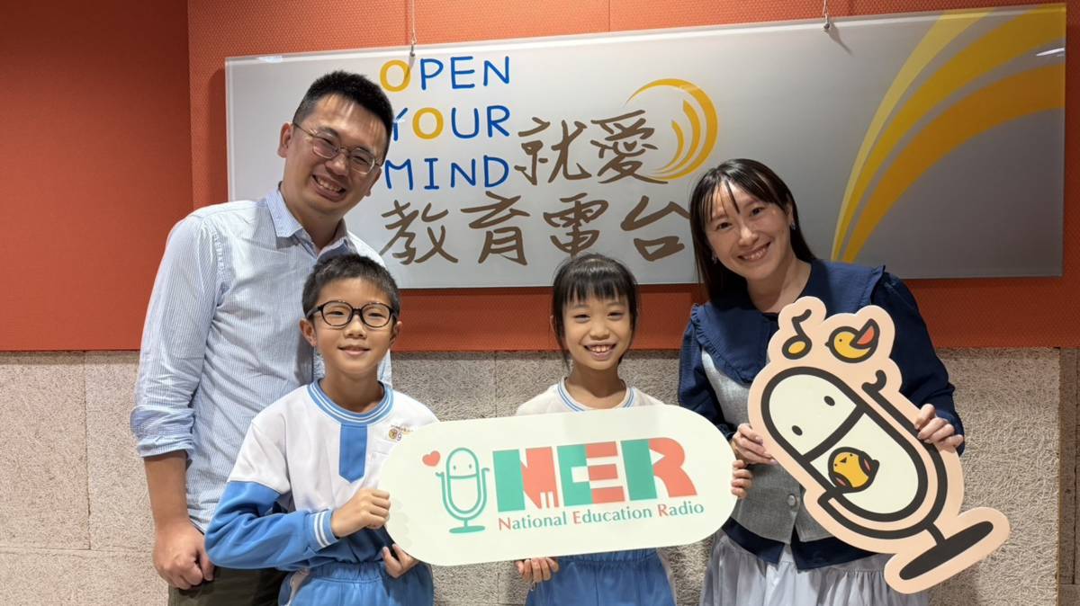 彰化縣南郭國小校園主播王佑睿(圖左二）、周沫瀤(圖右二） 以及指導老師陳宥妤（圖右）、吳嘉明（圖左）