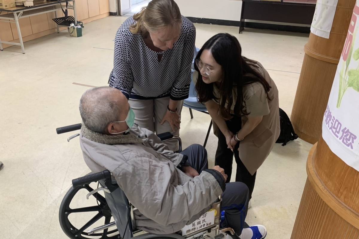 聖誕節前夕，臺東市直到地極教會前往馬蘭榮家舉行聖誕節音樂表演，並且親切關懷長輩們的生活情況。