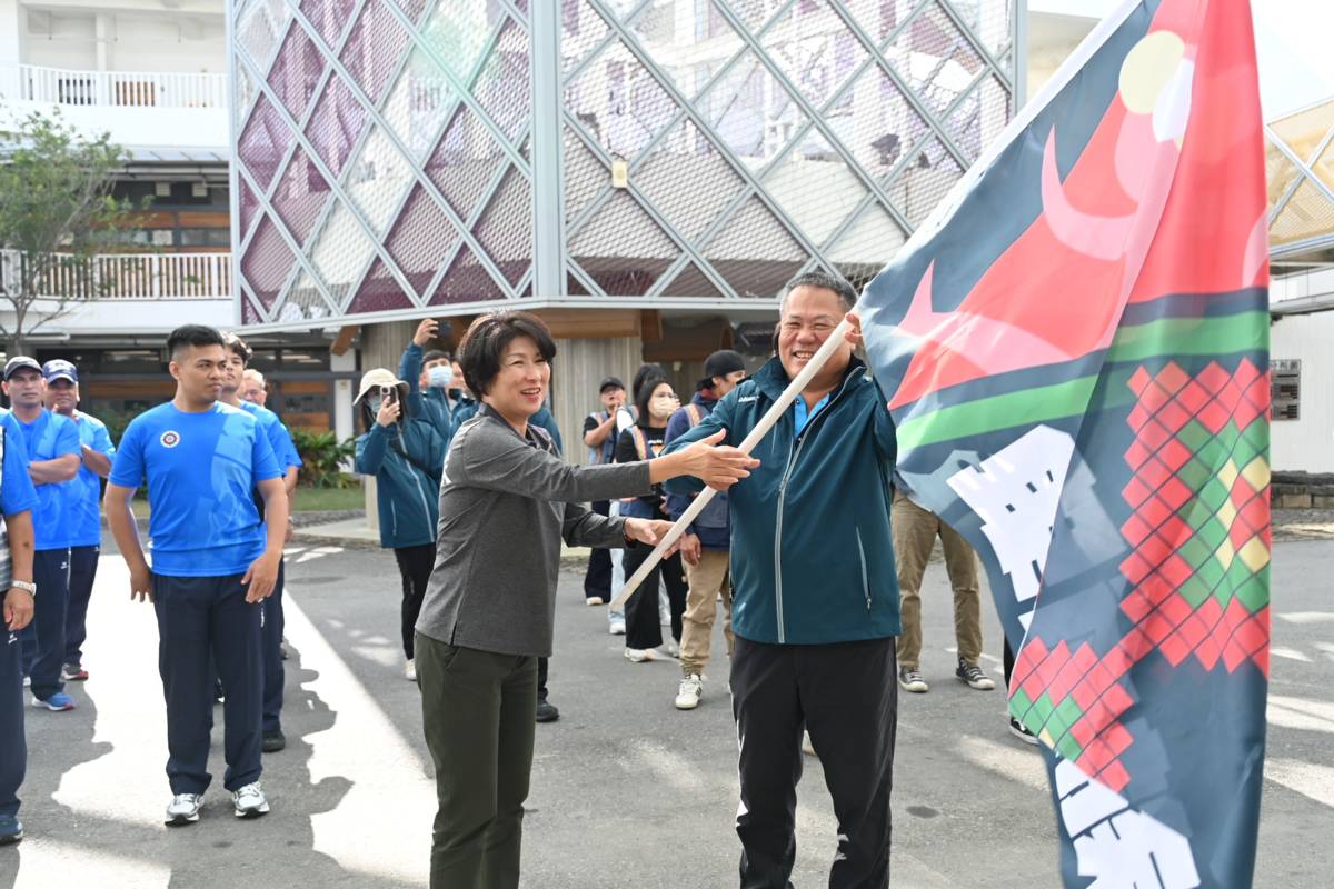 第一屆世界原住民族傳統運動會，12月10日起將在屏東縣立來義高中舉行，縣長饒慶鈴親自授旗給臺東縣代表隊卑南隊，由鄉長郭宗益接受。