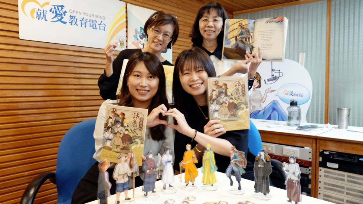 圖說:海青工商國文老師曾凱怡(前排右一)與特教老師魏詩瑜(前排左一)、海青工商公民老師林世芝(後排右一)