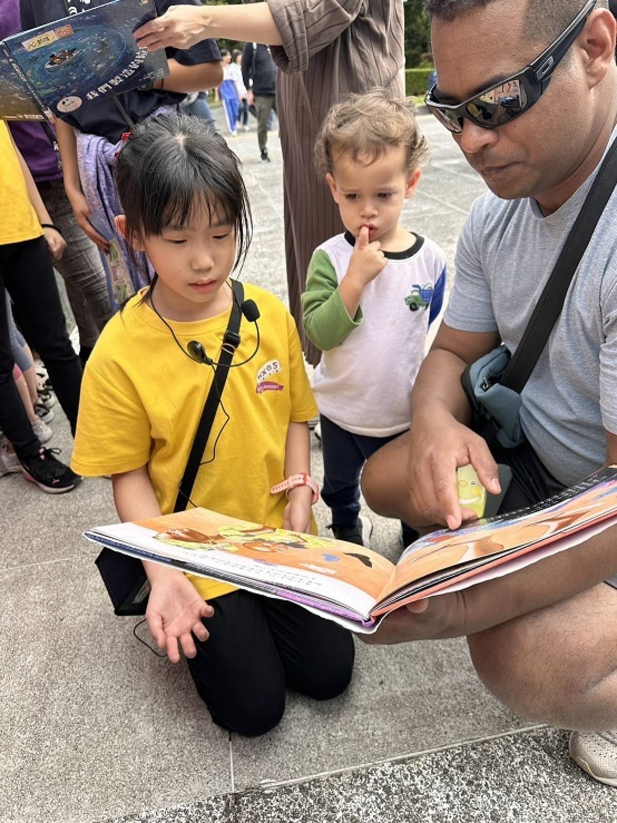 萬興國小學生用英語與外國人分享繪本，傳遞永續理念