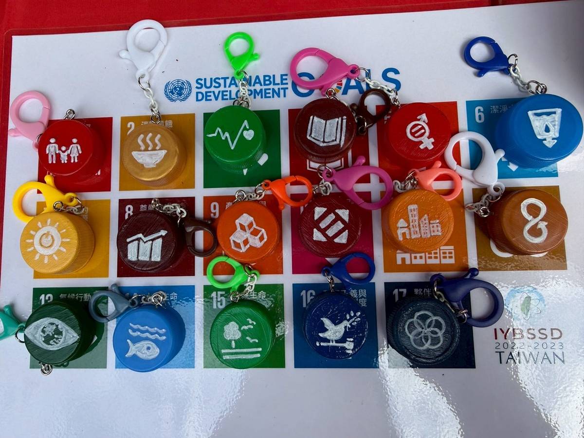 活動現場彩繪瓶蓋鑰匙圈