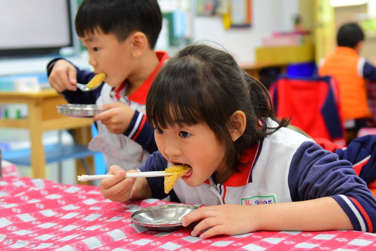 桃園市龍安國小學生品嘗自己手做的小米麻糬