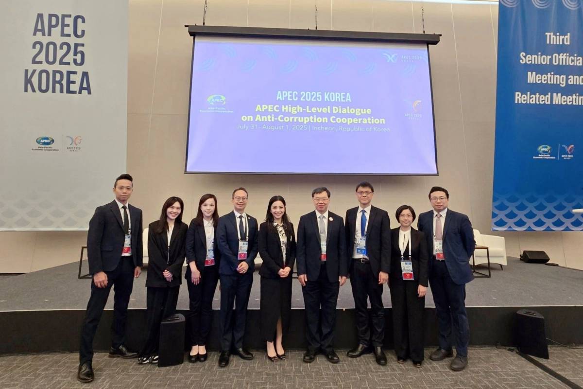 臺灣臺北地方檢察署主任檢察官張靜薰（左5）2025年7月與法務部廉政署同仁於韓國釜山APEC SOM3合影。（張靜薰提供）