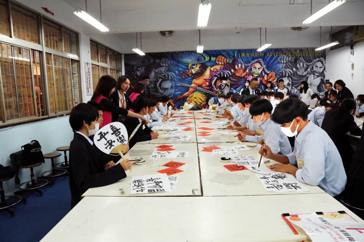 日本學生在廣設科製作團扇與書寫春聯