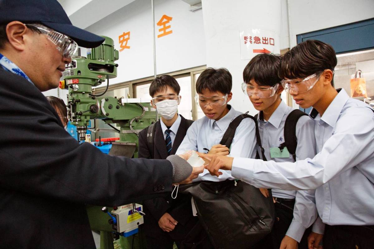 日本熊本縣立大津高等學校師生參訪開南中學，體驗多項專業課程實作