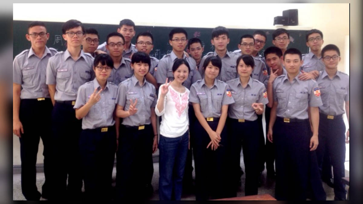 ­​​​​​​​美，是把歲月、人生、情感、轉折，寫成充滿趣味溫柔和想像的社會詩——專訪2025教育部文藝創作獎 鄭玉姍副教授及陳誌緯同學