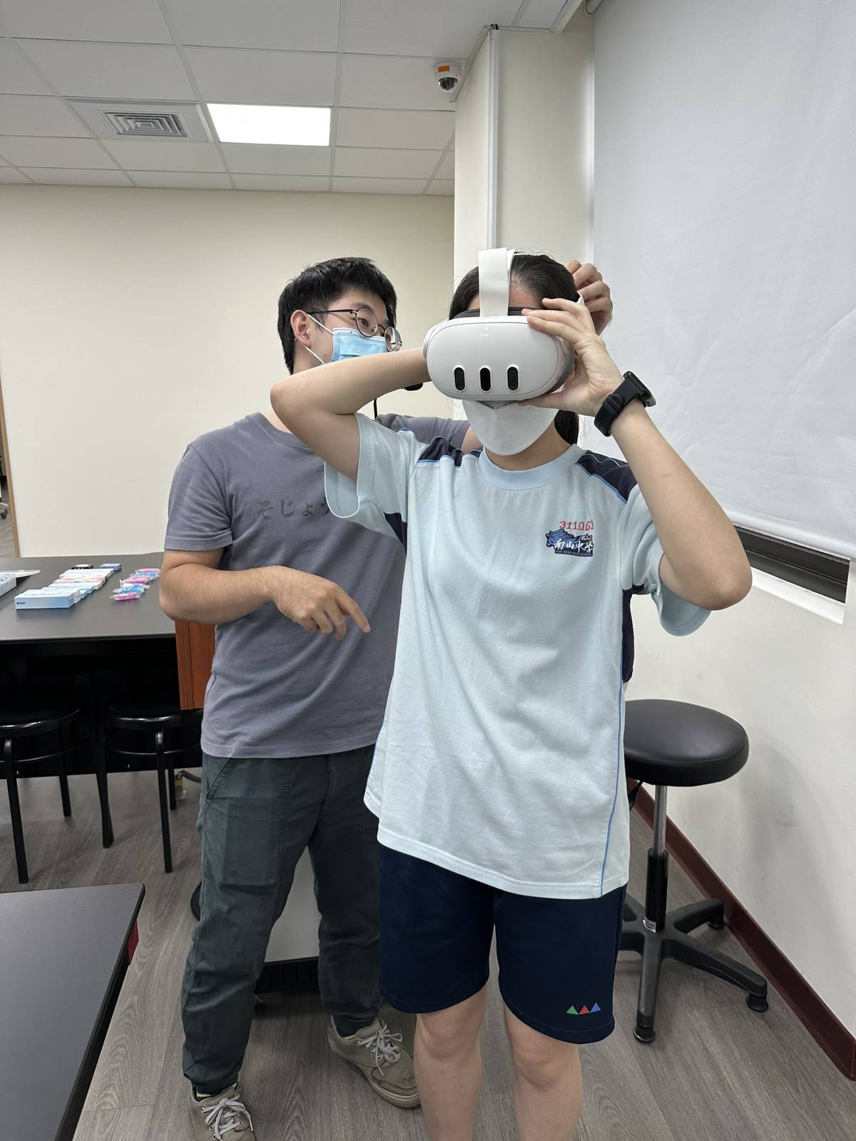 同學戴VR眼鏡模擬患者視覺狀況