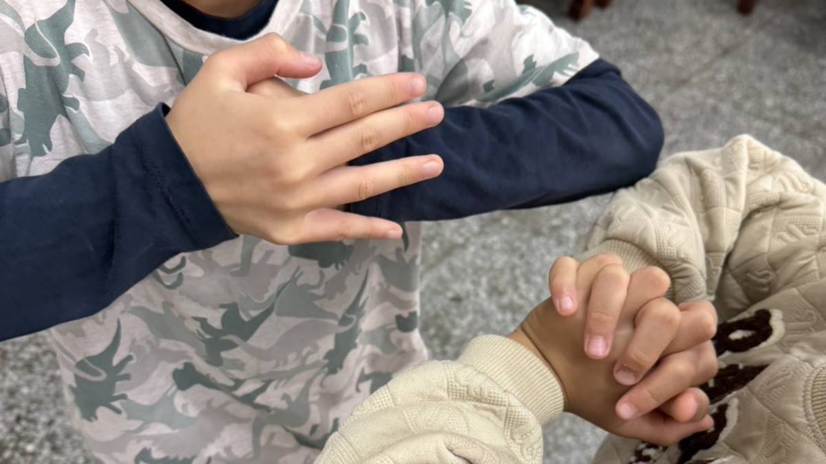 激動時記得推推手，讓自己安靜下來